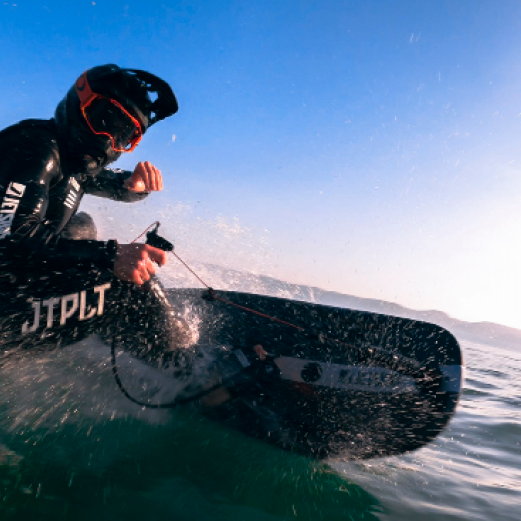 Hombre utilizando tabla de surf con motor en el mar de canarias