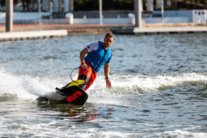 Hombre practicando jetsurf en el mar de Fuerteventura con tabla motorizada