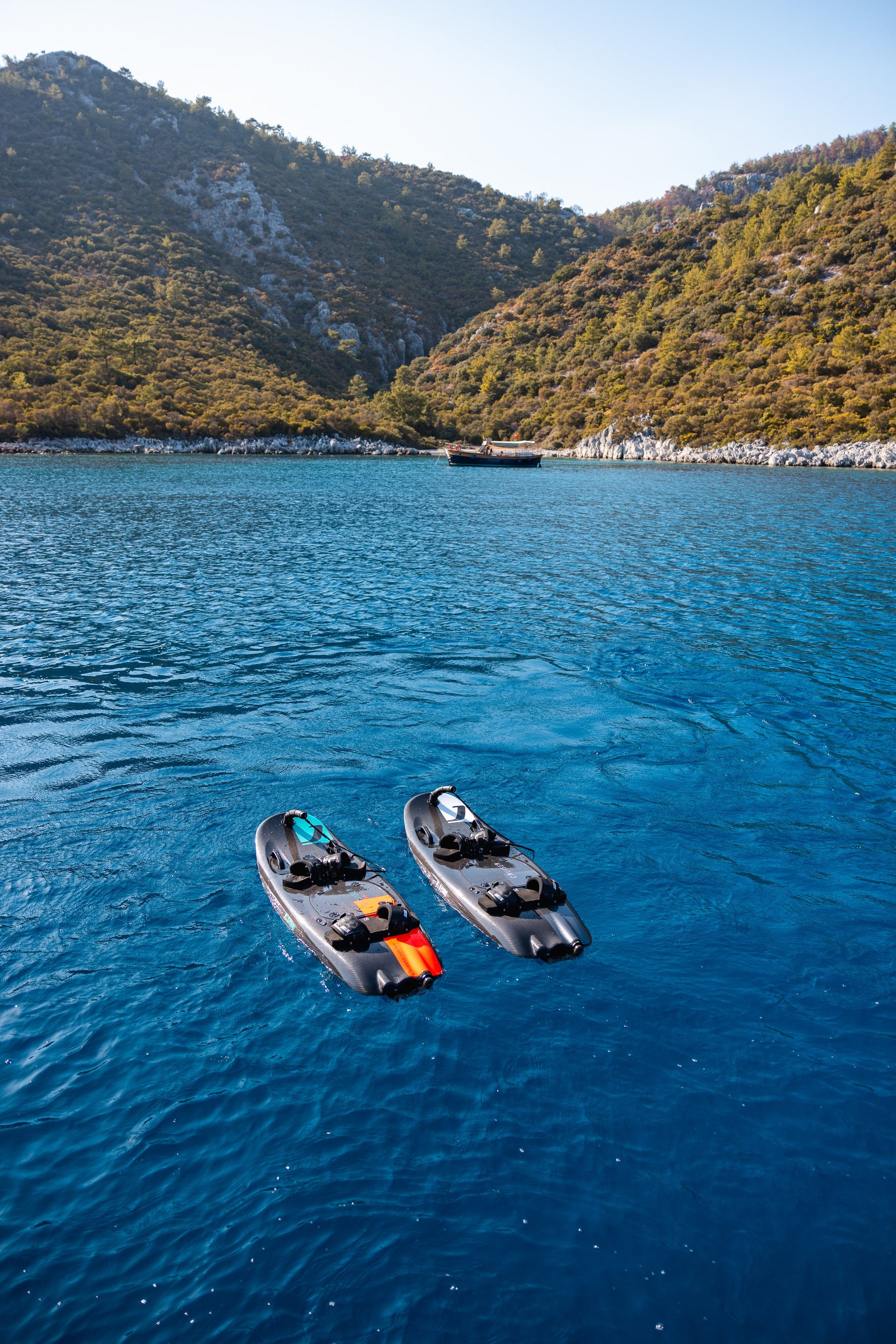 Tablas de Jetsurf en medio del mar con el paisaje de Fuerteventura de fondo