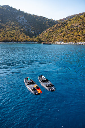 Tablas de Jetsurf en medio del mar con el paisaje de Fuerteventura de fondo